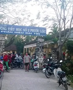 Sập trụ đỡ dãy phòng học, 1 học sinh tử vong